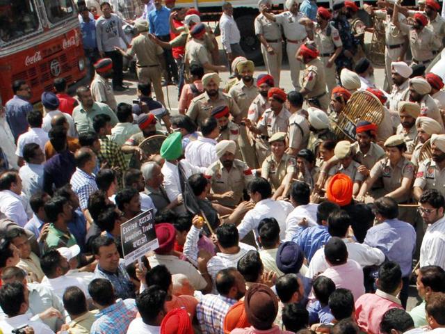 Police countered the procession of more than one thousand members at the Ladhowal Chowk itself and thrashed the jewellers and members of political parties profusely who were leveraging support to the former.(JS Grewal/HT Photo) Police countered the procession of more than one thousand members at the Ladhowal Chowk itself and thrashed the jewellers and members of political parties profusely who were leveraging support to the former.(JS Grewal/HT Photo)