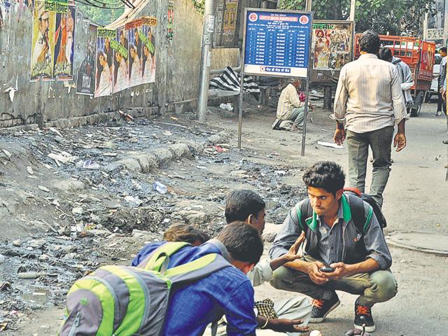 People urinate in open outside the railway station spreading stink in the area.(Sikander Singh Chopra/HT Photo) People urinate in open outside the railway station spreading stink in the area.(Sikander Singh Chopra/HT Photo)