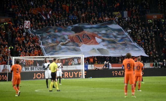 A minute of silence in tribute to Dutch legend Johan Cruyff, who died on Thursday after a five-month battle with lung cancer. (REUTERS) A minute of silence in tribute to Dutch legend Johan Cruyff, who died on Thursday after a five-month battle with lung cancer. (REUTERS)