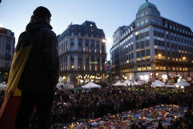 People gather at the Place de la Bourse to pay tribute to the victims of Tuesday's bomb attacks in Brussels, Belgium, March 25, 2016. (Reuters) People gather at the Place de la Bourse to pay tribute to the victims of Tuesday's bomb attacks in Brussels, Belgium, March 25, 2016. (Reuters)