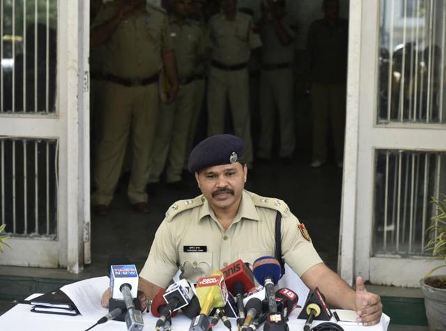 Delhi police arrested 5 people after the 40-year-old dentist was allegedly beaten to death by a group. Police cautioned against rumours spread on Twitter that the murder was a communal killing. (Ravi Choudhary/ HT Photo) Delhi police arrested 5 people after the 40-year-old dentist was allegedly beaten to death by a group. Police cautioned against rumours spread on Twitter that the murder was a communal killing. (Ravi Choudhary/ HT Photo)
