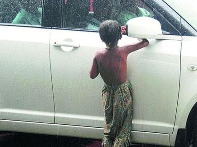 The beggars on the road dividing Sectors 34-35 not only ask for alms at the light point, but have set up their temporary shelters on the pavements. (HT Photo) The beggars on the road dividing Sectors 34-35 not only ask for alms at the light point, but have set up their temporary shelters on the pavements. (HT Photo)