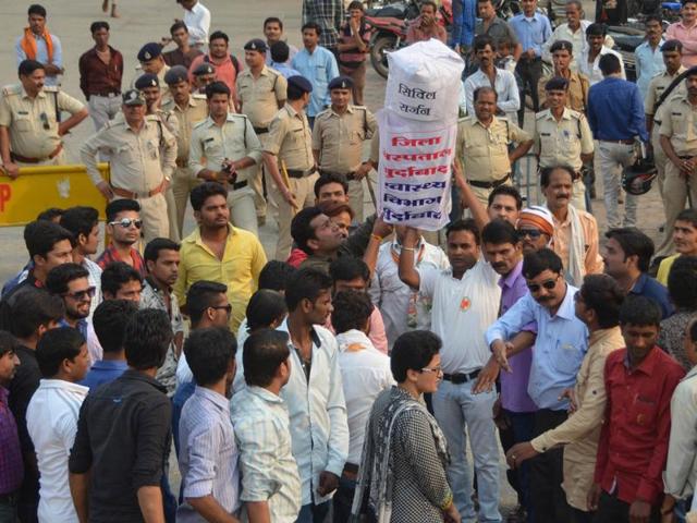 Congress and National Students’ Union of India members stage demonstration against alleged medical negligence that led to the death of a child in Sagar district on Saturday. (HT photo) Congress and National Students’ Union of India members stage demonstration against alleged medical negligence that led to the death of a child in Sagar district on Saturday. (HT photo)