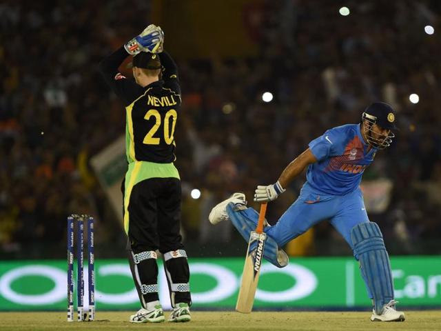 Dhoni (R)runs to make his ground as Australia's wicketkeeper Peter Nevill looks on. (AFP) 