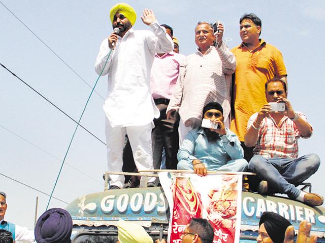 MP Bhagwant Mann, who extended support to protesting jewellers, addressing the gathering;(JS Grewal/HT Photo) MP Bhagwant Mann, who extended support to protesting jewellers, addressing the gathering;(JS Grewal/HT Photo)
