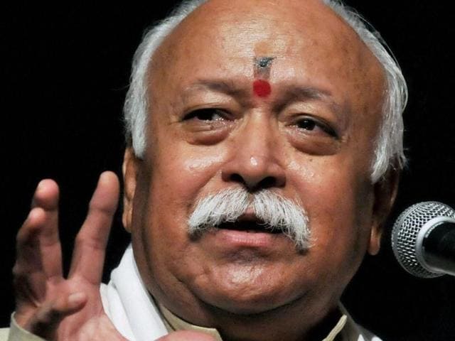 RSS chief Mohan Bhagawat with actors of a play during a book launch programme at GD Birla Sabhaghar in Kolkata on Sunday.(PTI Photo) RSS chief Mohan Bhagawat with actors of a play during a book launch programme at GD Birla Sabhaghar in Kolkata on Sunday.(PTI Photo)