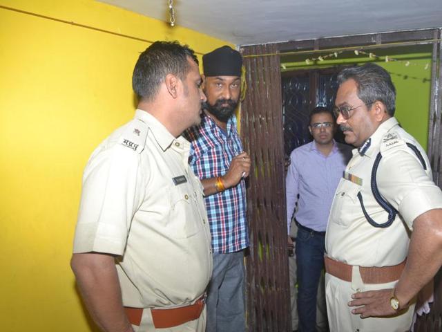 Cops investigate at the scene of crime. (HT photo) Cops investigate at the scene of crime. (HT photo)