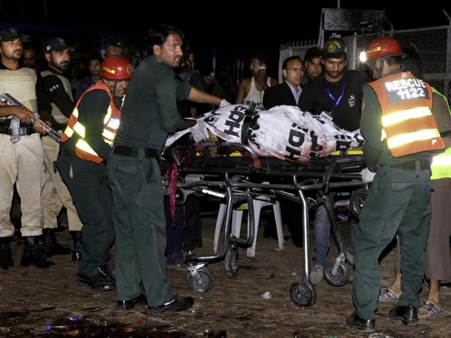 Pakistani rescuers carry a body in an ambulance from a bomb blast site in Lahore. (AFP Photo) Pakistani rescuers carry a body in an ambulance from a bomb blast site in Lahore. (AFP Photo)