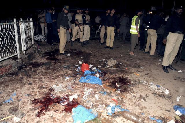 Pakistani emergency workers and police officers gather at a bomb blast site in Lahore on March 27, 2016. (AFP) Pakistani emergency workers and police officers gather at a bomb blast site in Lahore on March 27, 2016. (AFP)