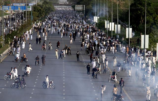 An estimated 25,000 supporters of Qadri gathered in Rawalpindi in the afternoon to offer prayers, before turning toward the heavily-barricaded capital. (AP) An estimated 25,000 supporters of Qadri gathered in Rawalpindi in the afternoon to offer prayers, before turning toward the heavily-barricaded capital. (AP)