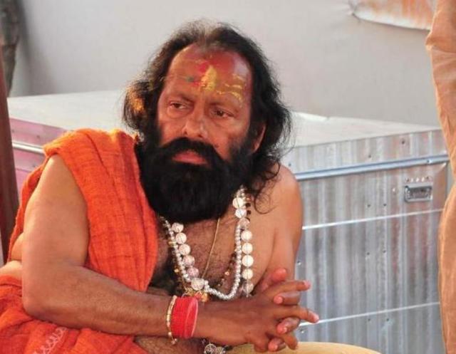 The high-flying Goldenpuri Baba is always wearing gold jewellery worth crores. The high-flying Goldenpuri Baba is always wearing gold jewellery worth crores.