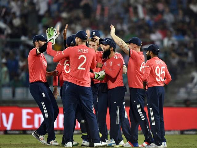 England players celebrate the dismissal of Sri Lankan batsman Dinesh Chandimal. (Sanjeev Verma/HT Photo) 