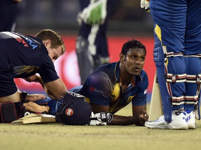 Sri Lankan captain Angelo Mathews gets a visit from the physio after tweaking his hamstring during the chase. (Sanjeev Verma/HT Photo) 