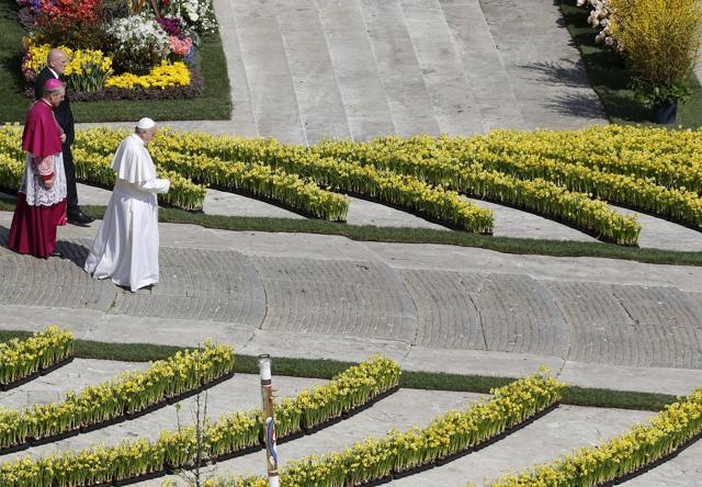 Pope Francis leaves at the end of the Easter Mass in Saint Peter's Square at the Vatican on Sunday. (Reuters) Pope Francis leaves at the end of the Easter Mass in Saint Peter's Square at the Vatican on Sunday. (Reuters)