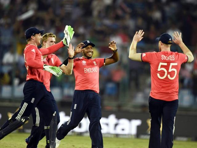 England team members celebrate the dismissal of Sri Lanka’s Chamara Kapugedera. (Sanjeev Verma/HT Photo) 