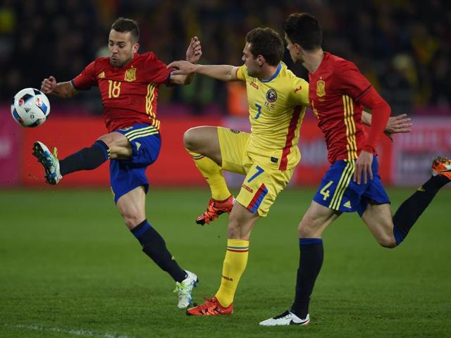 Romania's Vlad Chiriches and Spain's Aritz Aduriz in action. (Reuters Photo) Romania's Vlad Chiriches and Spain's Aritz Aduriz in action. (Reuters Photo)