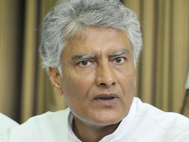 Congress legislator from Abohar Sunil Jakhar had a novel suggestion to make during a discussion on whether municipalities in the state should be allowed to sell their properties. “Best is to put up Punjab on OLX... bech de!” (HT Punjab) Congress legislator from Abohar Sunil Jakhar had a novel suggestion to make during a discussion on whether municipalities in the state should be allowed to sell their properties. “Best is to put up Punjab on OLX... bech de!” (HT Punjab)