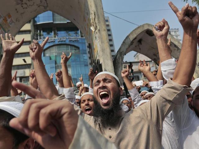 Islamist leaders flash victory signs after the Bangladesh High Court rejected a petition challenging Islam as the state religion in Dhaka on Monday.(AFP)