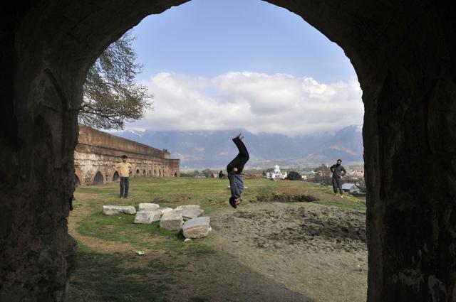 Dressed in loose track-pants and hooded jackets, the KFPF team – comprising young men from the age-group of 15-25 – assembles regularly at Srinagar’s parks or gardens and practice their stunts and obstacle racing. (Waseem Andrabi/ Hindustan Times) Dressed in loose track-pants and hooded jackets, the KFPF team – comprising young men from the age-group of 15-25 – assembles regularly at Srinagar’s parks or gardens and practice their stunts and obstacle racing. (Waseem Andrabi/ Hindustan Times)