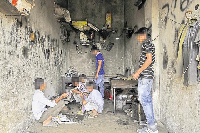 There are several small workshops in Luhingakalan and Jamalgarh villages of Mewat that double up as bases for dealers in stolen vehicles. (Abhinav Saha/HT Photo)