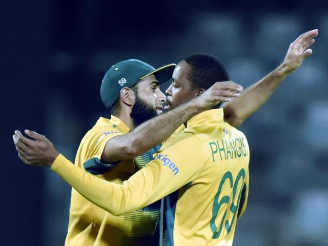 South African bowler Aaron Phangiso (R) celebrates the wicket of Sri Lankan batsman Dinesh Chandimal with Imran Tahir. (Mohd Zakir/HT Photo) 