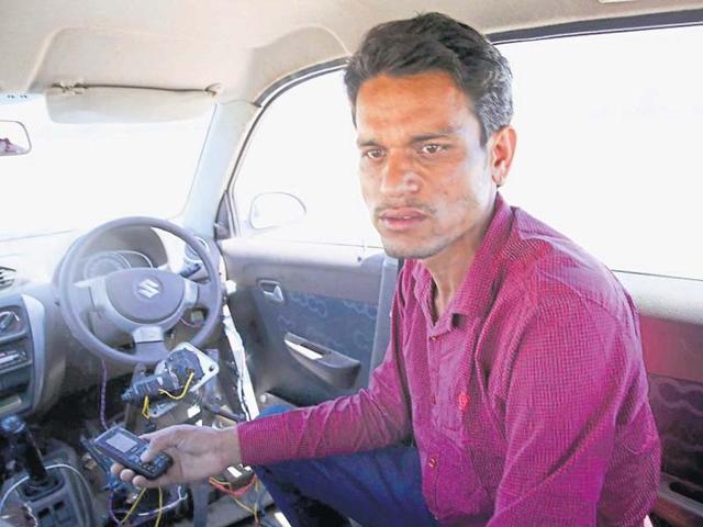 Govind Gehlot tests a driverless car created by him, in Pokhran, Rajasthan. (Himanshu Vyas/HT Photo) Govind Gehlot tests a driverless car created by him, in Pokhran, Rajasthan. (Himanshu Vyas/HT Photo)