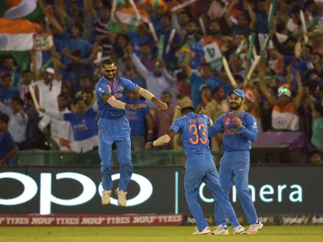 Hardik Pandya celebrates with Shikhar Dhawan and Virat Kohli after the dismissal of Aaron Finch. (Ravi Kumar/HT Photo) 