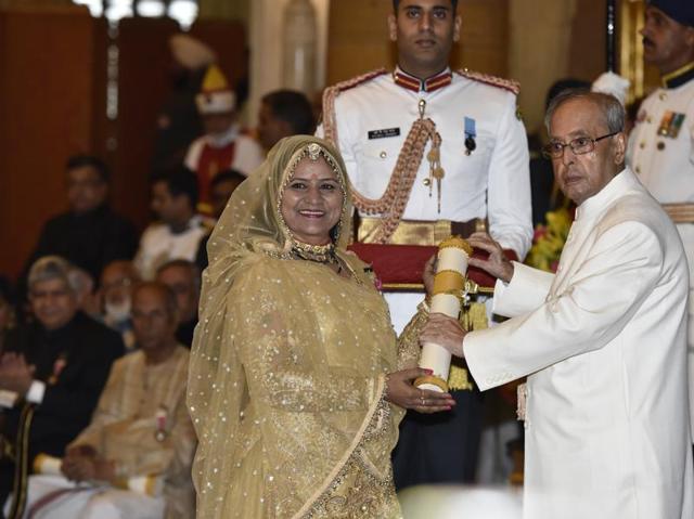 Gulabi Sapera receiving Padma Shri award at Rastrapati Bhawan in New Delhi on Monday. (Photo: Virendra Singh Gosain/ Hindustan Times)