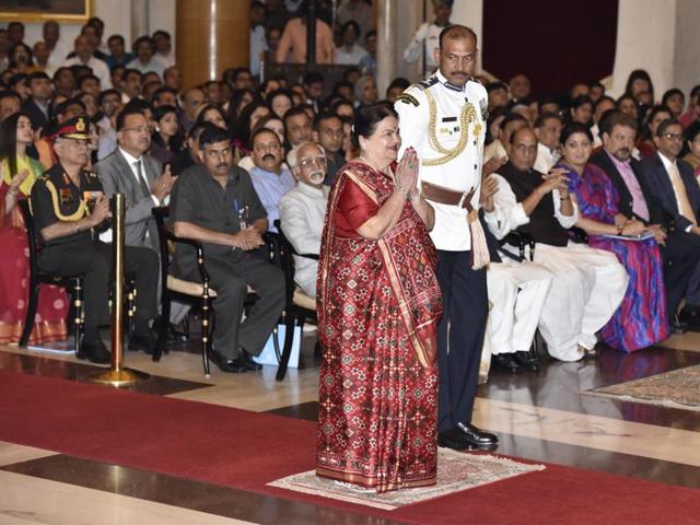 Kokilaben Amban before receiving Padma Vibhushan on behalf of Late Dhirubhai Ambani. (Photo: Virendra Singh Gosain/ Hindustan Times)