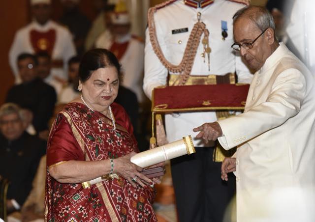 Kokilaben Amban receives the Padma Vibhushan on behalf of her late husband Dhirubhai Ambani. (Hindustan Times)