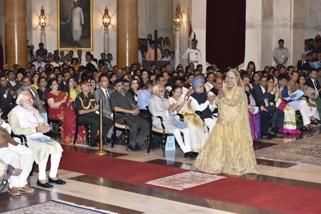 Gulabi Sapera receives the Padma Shri award. (Virendra Singh Gosain/HT Photo)