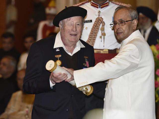 Michel Postel (President Musee Asiatica in Biarritz, France) receiving Padma Shri award from the Indian president Pranab Mukherjee on Monday, March 28, 2016. (Photo: Virendra Singh Gosain/ Hindustan Times)
