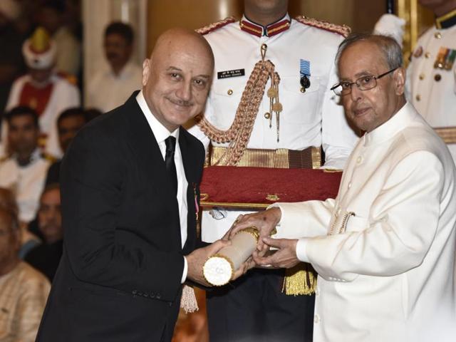 Anupam Kher receives the Padma Bhushan award by President Pranab Mukherjee.(Virendra Singh Gosain/HT Photo)