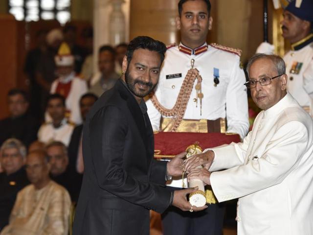 Actor Ajay Devgn receiving Padma Shri award. (Hindustan Times)