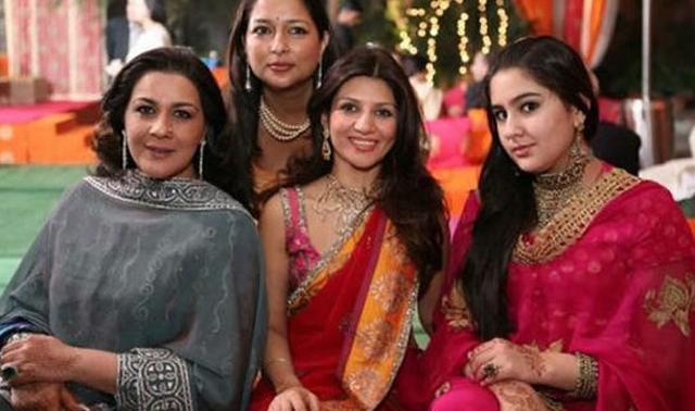 One from the family album: Amrita Singh (l) and daughter Sara (r).
