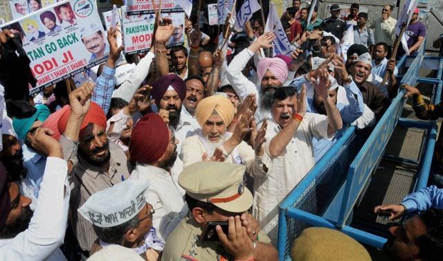 Senior AAP leader Sanjay Singh along with party volunteers protest against Pakistan's JIT near the Pathankot base on Tuesday. (PTI)