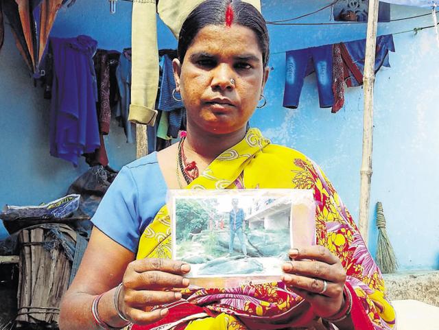 Mantu Devi showing a photograph of her son, who was allegedly killed by JJMP gurillas in Ghagra a few months ago.(Hindustan Times) Mantu Devi showing a photograph of her son, who was allegedly killed by JJMP gurillas in Ghagra a few months ago.(Hindustan Times)