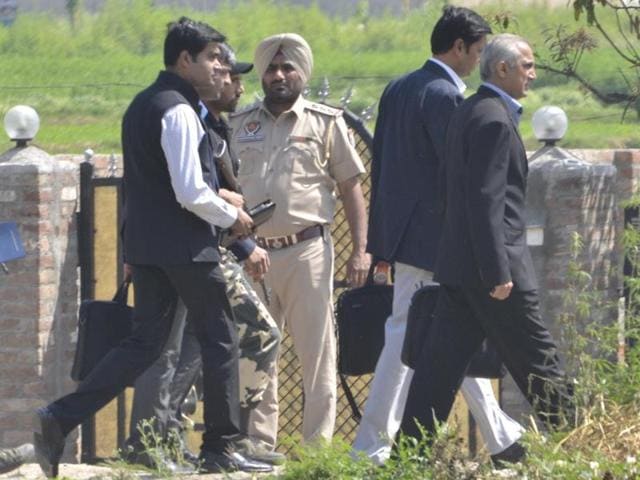 Members of Pakistan’s joint investigation after coming out of the airbase at Pathankot on Tuesday (Sameer Sehgal/HT Photo) Members of Pakistan’s joint investigation after coming out of the airbase at Pathankot on Tuesday (Sameer Sehgal/HT Photo)