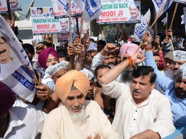AAP leaders Sucha Singh Chhotepur and Sanjay Singh lead a protest against the visit of Pakistani investigators in Pathankot on Tuesday.(Sameer Sehgal/HT Photo) AAP leaders Sucha Singh Chhotepur and Sanjay Singh lead a protest against the visit of Pakistani investigators in Pathankot on Tuesday.(Sameer Sehgal/HT Photo)