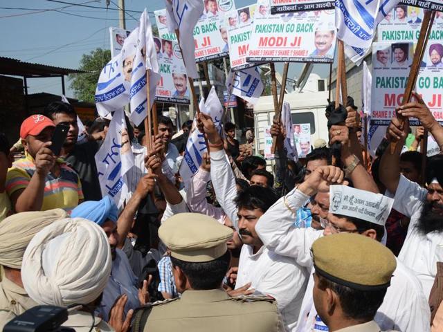 Activists of Aam Aadmi Party protest against Pakistan team visiting Pathankot airbase on Tuesday. (Sameer Sehgal / Hindustan Times )