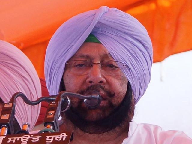 Punjab Pradesh Congress Committee president Capt Amarinder Singh addressing the gathering during a rally at Chamair village in Ajnala on Tuesday.(HT Photo)