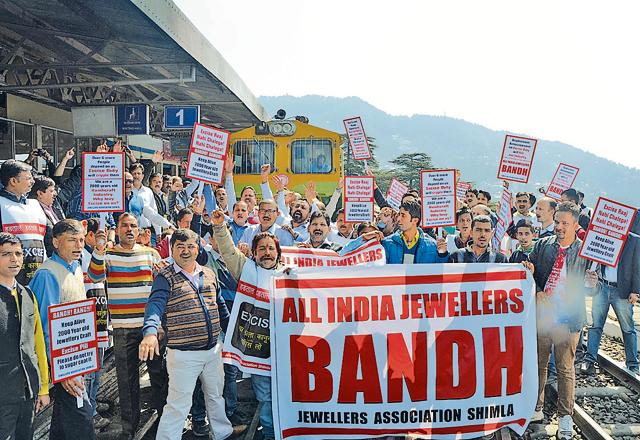 Jewellers blocking the Shimla-Kalka track at Shimla railway station on Monday. (Deepak Sansta/HT Photo) Jewellers blocking the Shimla-Kalka track at Shimla railway station on Monday. (Deepak Sansta/HT Photo)