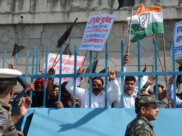 Congress party workers protest against team of Pakistani investigators. (HT Photo)