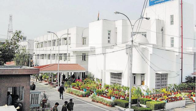 A file photo of the Uttarakhand assembly building, which has become the centre of attraction. (HT Photo)