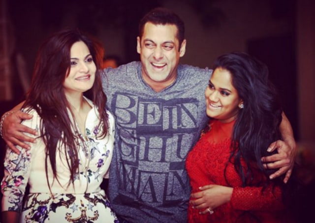 Salman Khan with sisters Alvira (r) and Arpita.