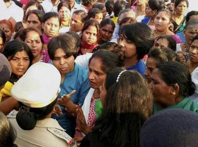 Bhumata Brigade chief Trupti Desai and other activists asking the police to allow them inside the Trimbakeshwar temple in Nashik last week.(PTI)