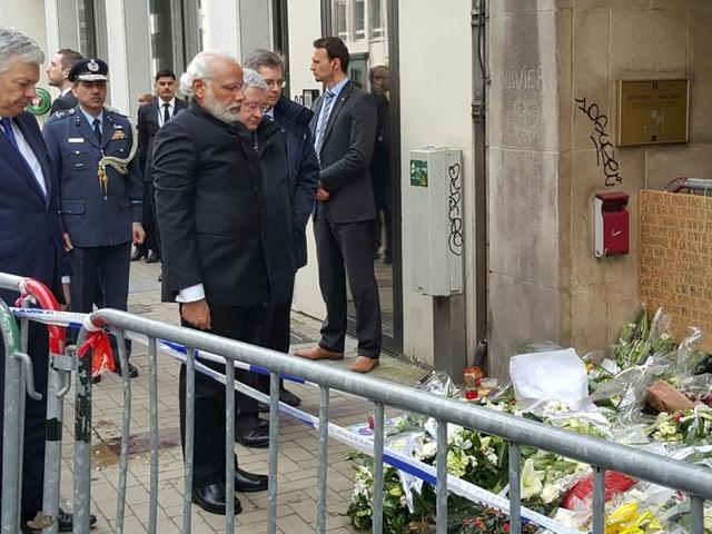 Prime Minister Narendra Modi pays tributes to the victims of a terror attack at a Brussels metro station. (Prasun Sonwalkar/HT Photo) Prime Minister Narendra Modi pays tributes to the victims of a terror attack at a Brussels metro station. (Prasun Sonwalkar/HT Photo)