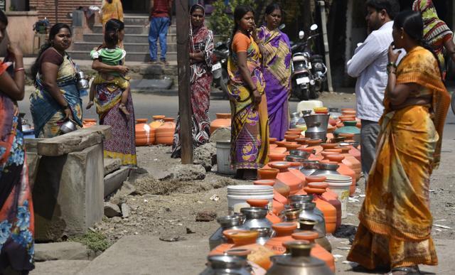 People line up their pots to collect drinking water in Latur. (Arijit Sen/HT photo)