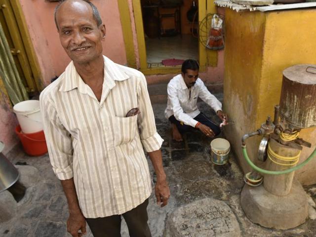 Dattuba Dodke blames over exploitation using electric pumps as the reason for some of the wells drying up.(Arijit Sen/HT)