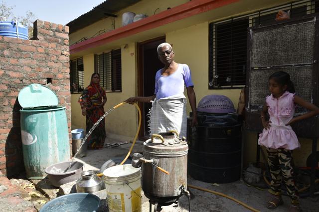 At times when he finds difficulty in locating water, Dattuba pairs up with Ganpat Babar (above) who lives in an adjacent lane (Arijit Sen/HT)